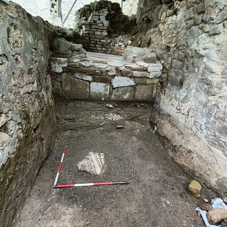 An oven constructed from reused Roman materials was built inside a Roman cistern.