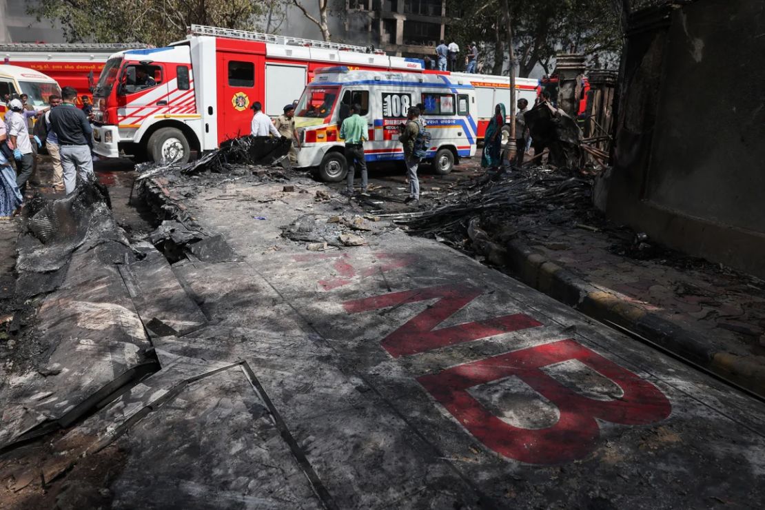 Los restos del Boeing 787 Dreamliner yacen en el lugar del accidente en Ahmedabad el jueves.