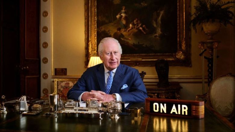 El rey Carlos de Gran Bretaña posa en su oficina, donde se realiza la grabación de "The King's Music Room" en el Palacio de Buckingham, Londres, en esta foto no fechada proporcionada por Apple Music.