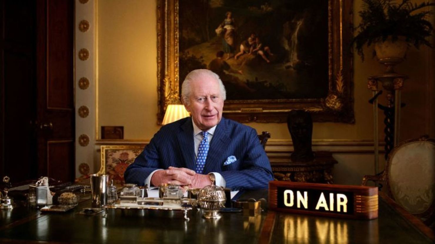 El rey Carlos III de Gran Bretaña posa en su oficina, donde se realiza la grabación de "The King's Music Room" en el Palacio de Buckingham, Londres, en esta foto no fechada proporcionada por Apple Music.