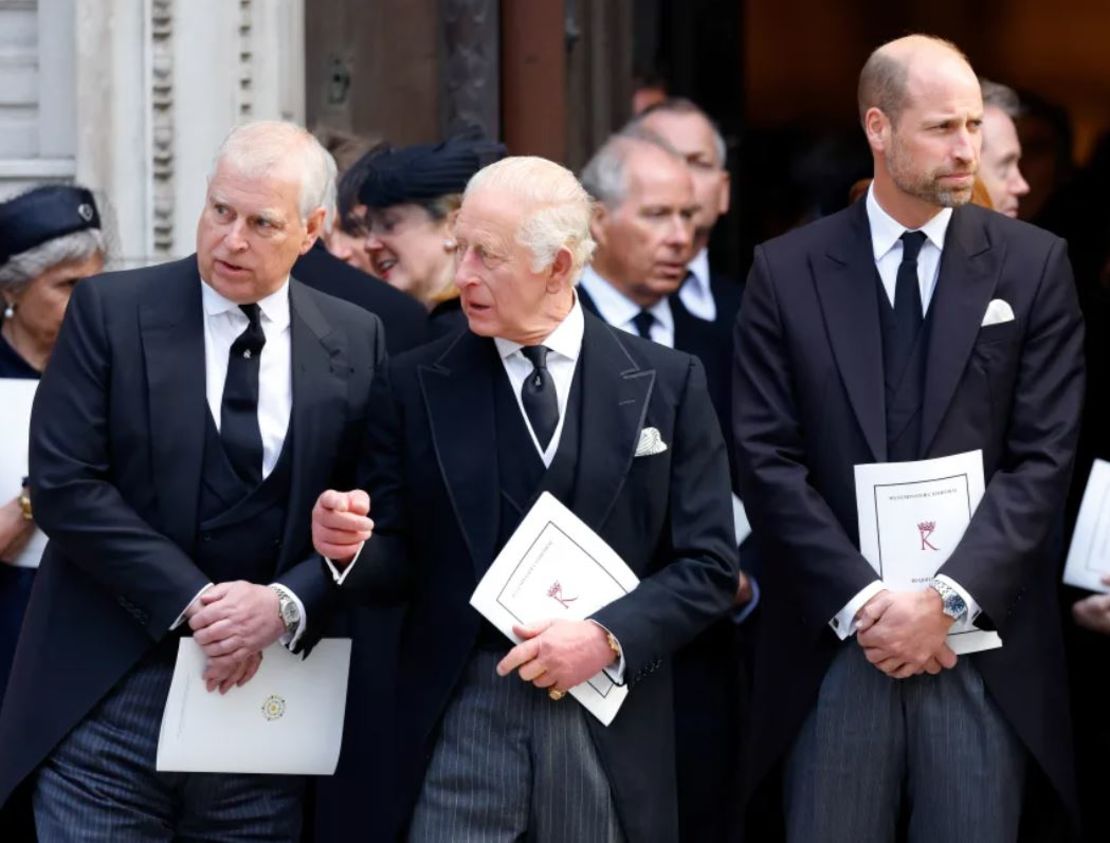 Andrés, fotografiado junto al rey Carlos en el funeral de la duquesa de Kent, se retiró de la vida pública en 2019.