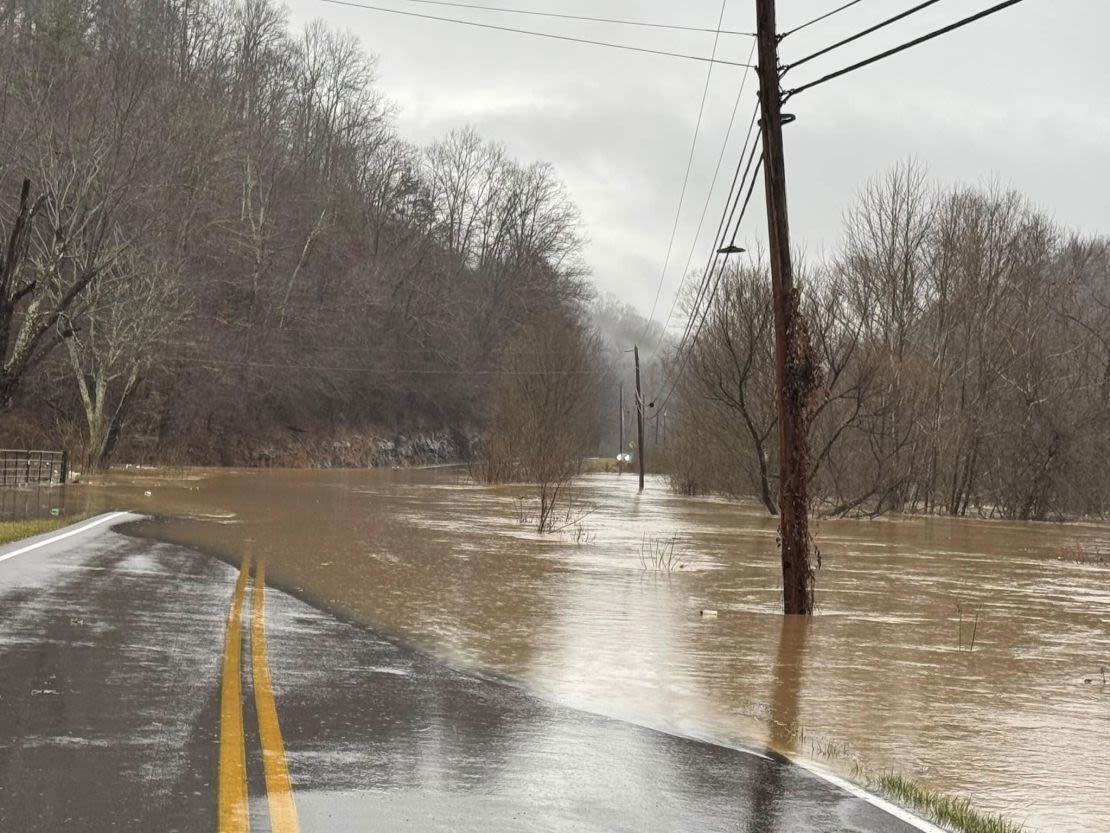 Una carretera en el condado de Knox, Kentucky, se inundó el sábado 15 de febrero de 2025.