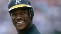 El jardinero Rickey Henderson de los Athletics de Oakland sonríe en el campo durante un partido en el Oakland Coliseum en Oakland, California.