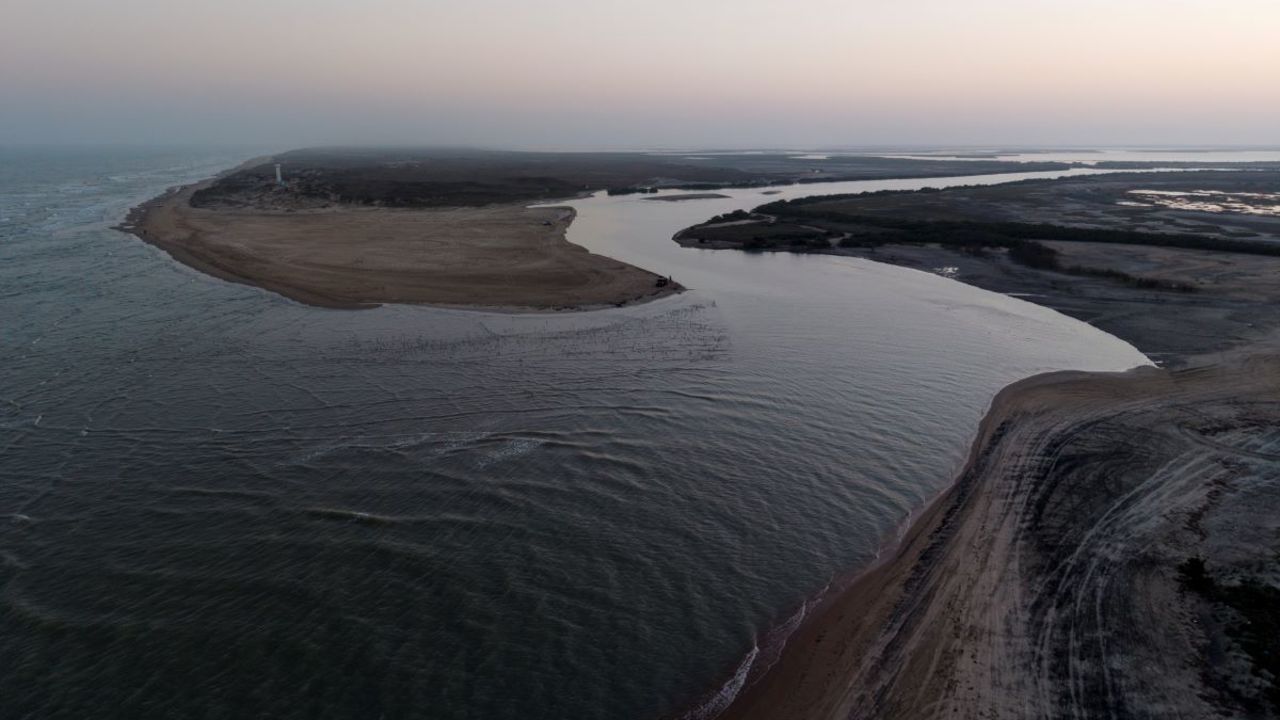 Vista aérea del lugar donde el río Bravo se encuentra con el Golfo de México en Boca Chica, Texas, EE.UU., el 6 de febrero de 2025.