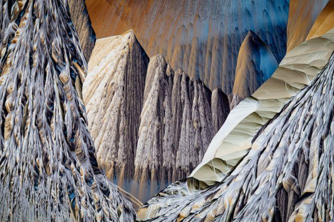 El premio Studio Art fue para el fotógrafo neerlandés Rob Blanken, quien utilizó un microscopio para crear una imagen de una mezcla cristalizada de aminoácidos que no desentonaría en la portada de una novela de fantasía.