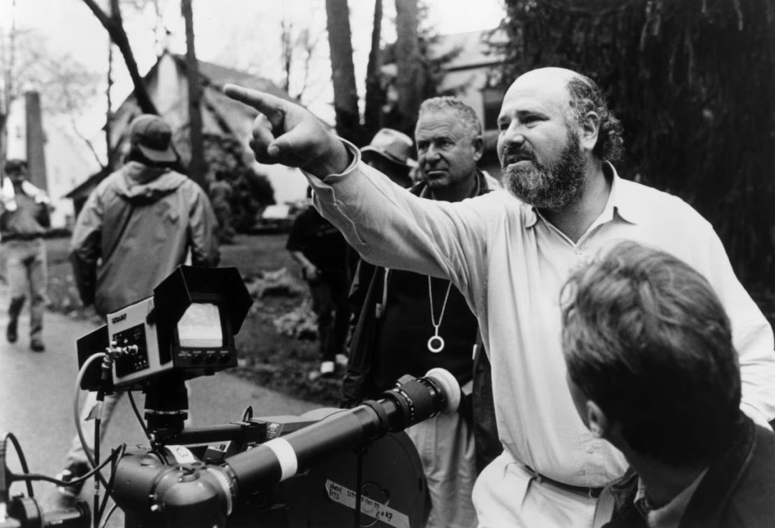 El director, productor y actor Rob Reiner dirige a su equipo de rodaje en el set de la película "North".