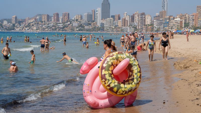 През 1964 г 23 годишният Рамон Мартинес Мартинес напуска работата си