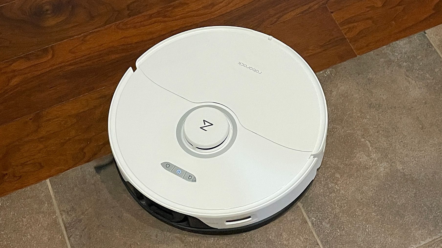 This AI floor cleaning robot automatically refills itself