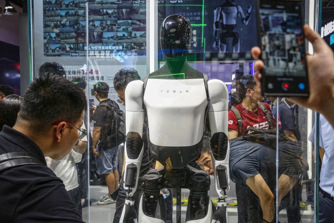 El robot humanoide Optimus de Tesla en su stand de exhibición durante la Conferencia Mundial de Inteligencia Artificial en Shanghái el 5 de julio de 2024.