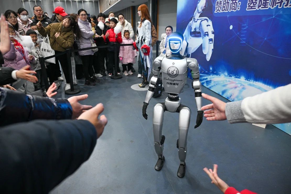 Un robot humanoide entretiene a la multitud en una exposición de robótica en Nanjing, en el este de China, el mes pasado.