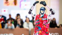 Un robot humanoide de la empresa china Unitree baila durante una feria de tecnología de inteligencia artificial en Hong Kong el 15 de marzo de 2025.<br /><br />