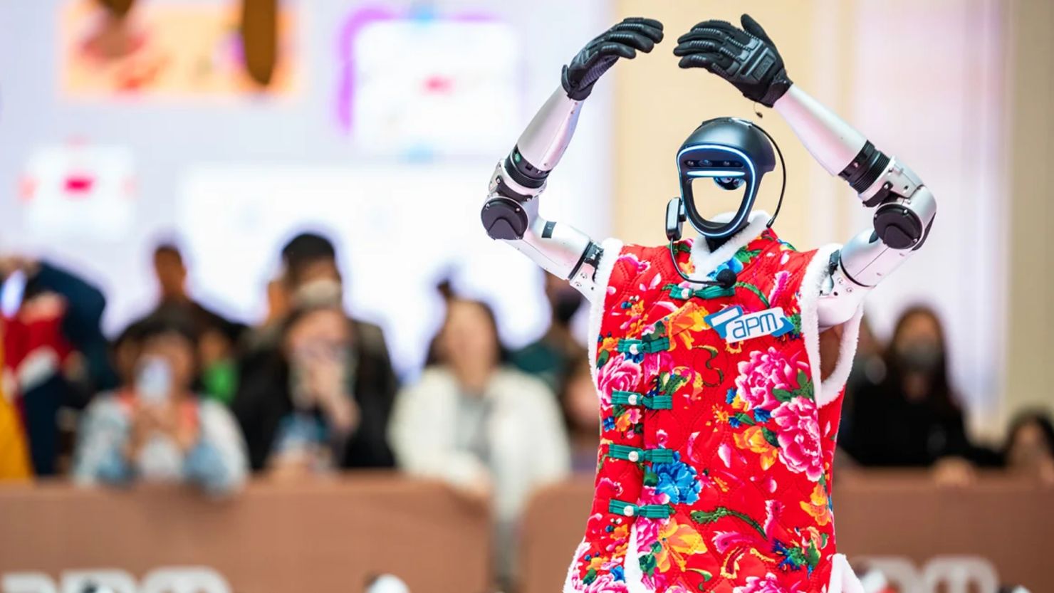 Un robot humanoide de la empresa china Unitree baila durante una feria de tecnología de inteligencia artificial en Hong Kong el 15 de marzo de 2025.<br /><br />