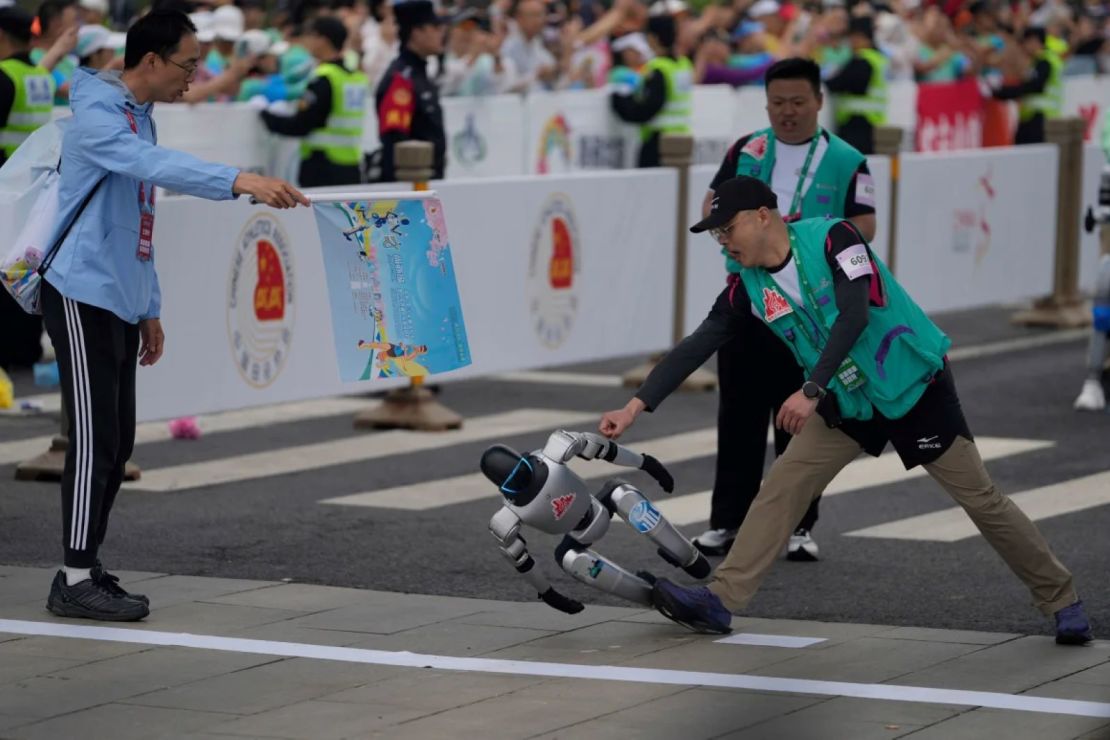 Un robot pierde el control al inicio de la que se anuncia como la primera media maratón de robots del mundo, celebrada en Beijing, China, el 19 de abril de 2025.