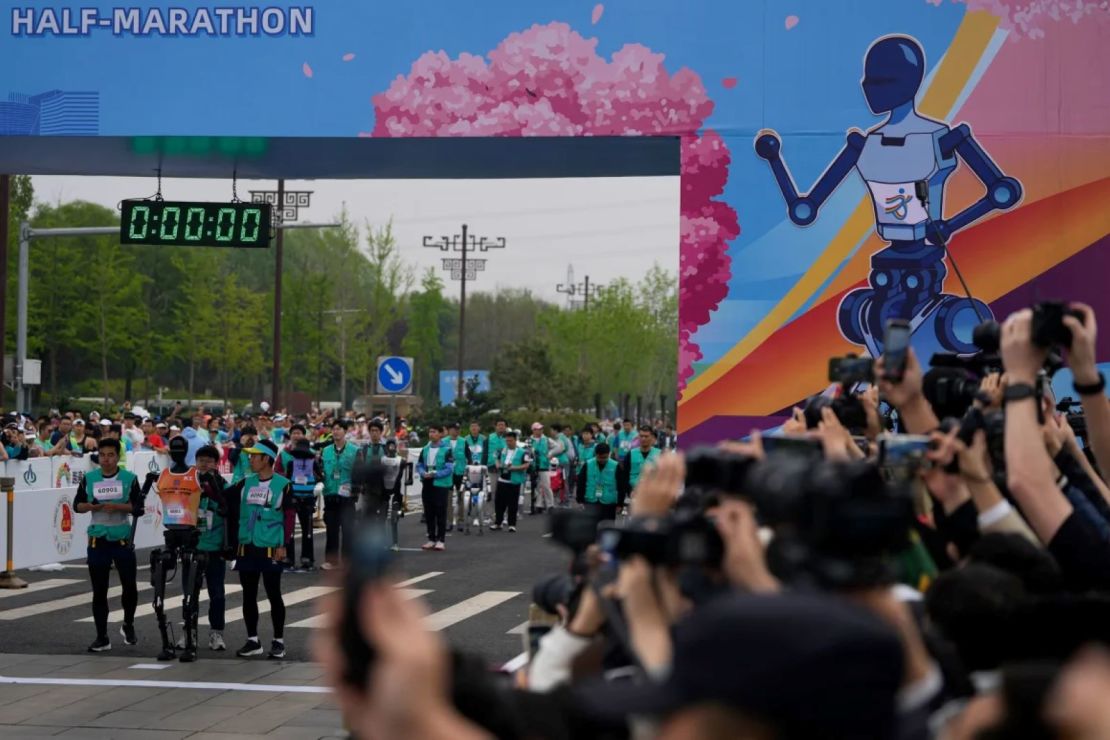 Robots participan en la que se anuncia como la primera media maratón de robots del mundo, celebrada en Beijing, China, el 19 de abril de 2025.