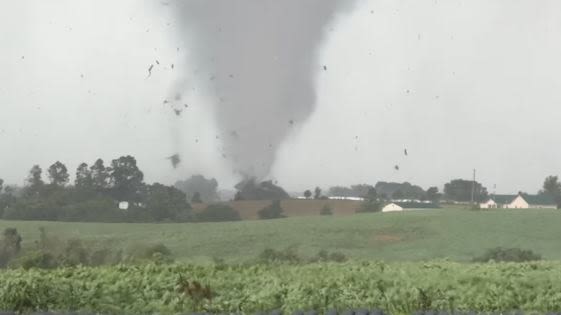Residentes de Kentucky captan tornado que lanza escombros cerca de una granja