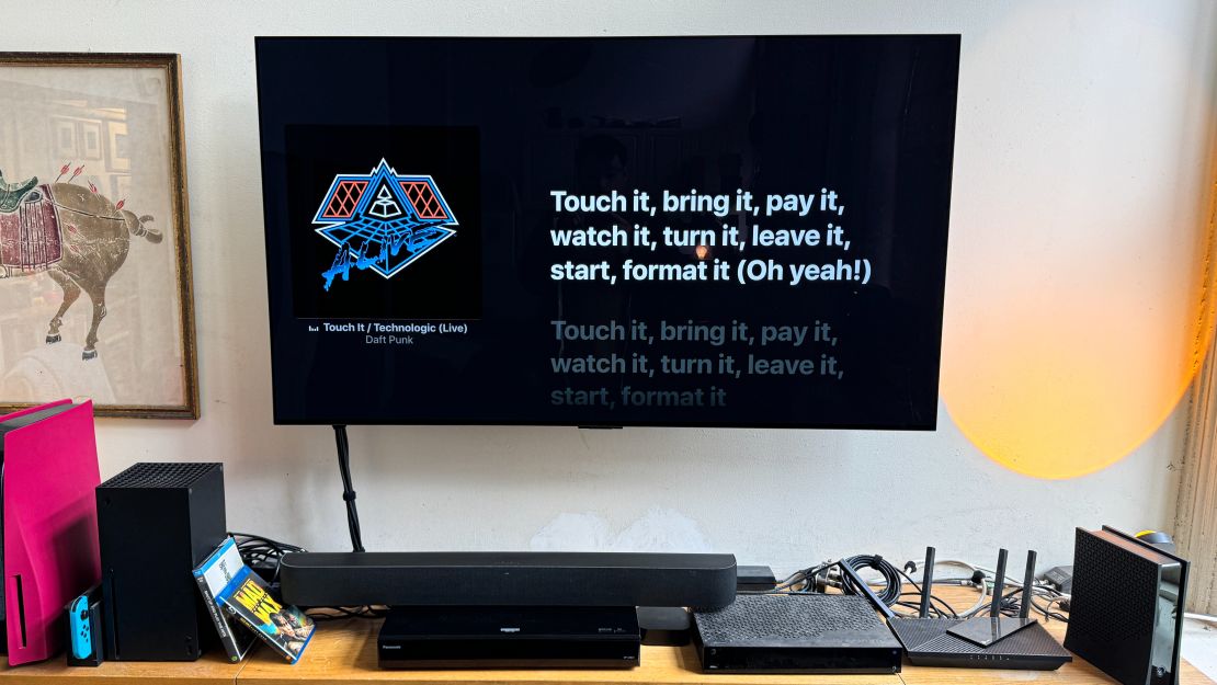 Lyrics for Daft Punk’s live version of "Touch It/Technologic" appear on a TV above the Roku Streambar Pro.