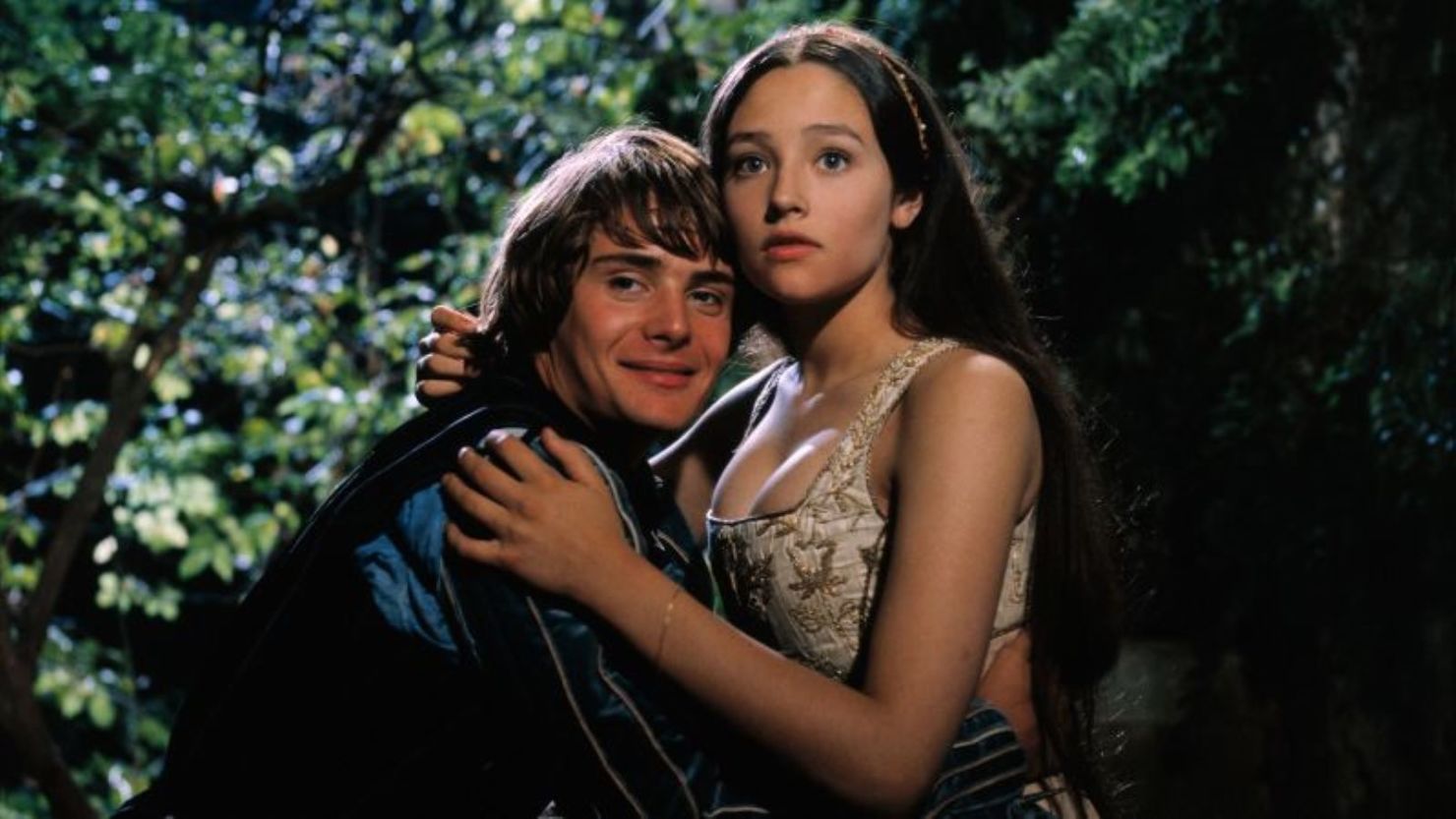 Olivia Hussey interpreta a Julieta Capuleto, junto a Leonard Whiting como Romeo Montesco, en la producción de 1968 de "Romeo y Julieta" de Shakespeare dirigida por Franco Zeffirelli.