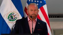 Ronald Johnson, quien fue seleccionado como embajador de EE.UU. en México por Donald Trump, durante una conferencia de prensa en mayo de 2020 mientras desempeñaba el rol de embajador de EE.UU. en El Salvador.