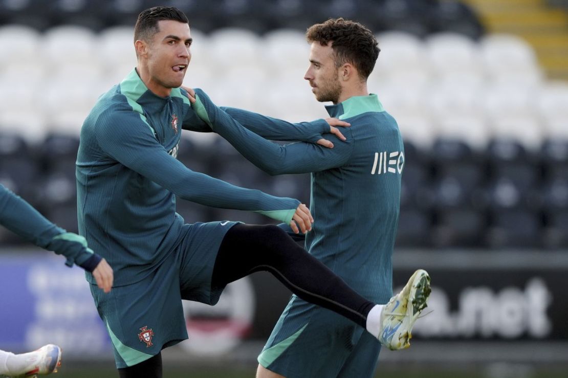 Cristiano Ronaldo, izquierda, de Portugal, y Diogo Jota durante una sesión de entrenamiento en el estadio SMiSA, Escocia, el 14 de octubre de 2024.<br />Andrew Milligan/PA/AP