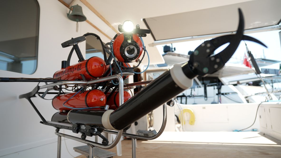 در ژوئن، بنیاد One Ocean این وسیلهٔ زیرآبی (ROV) را مستقر کرد که می‌تواند با منبع انرژی باتری به عمق‌های افراطی نفوذ کند و با بازوی رباتیک خود نمونه‌گیری کند.