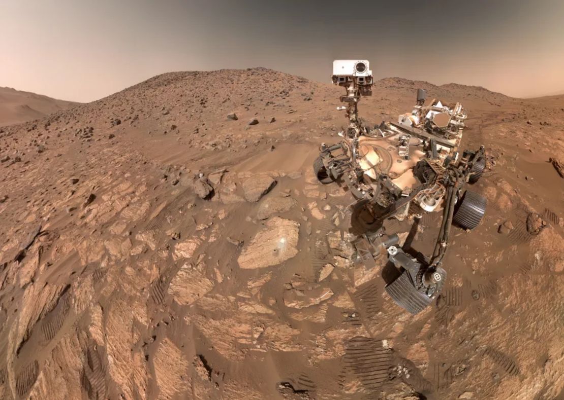 El Perseverance tomó una selfie, compuesta por 62 imágenes individuales, con la muestra el 23 de julio de 2024.