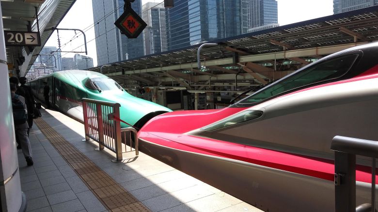 RP5YFM Komachi and Hayabusa Shinkansen kiss