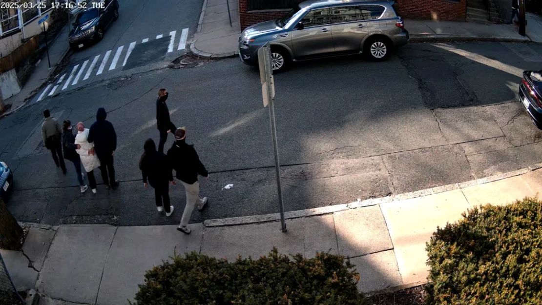 En esta imagen extraída de un video, Rümeysa Öztürk es arrestada por agentes de inmigración en una calle de Sommerville, Massachusetts.