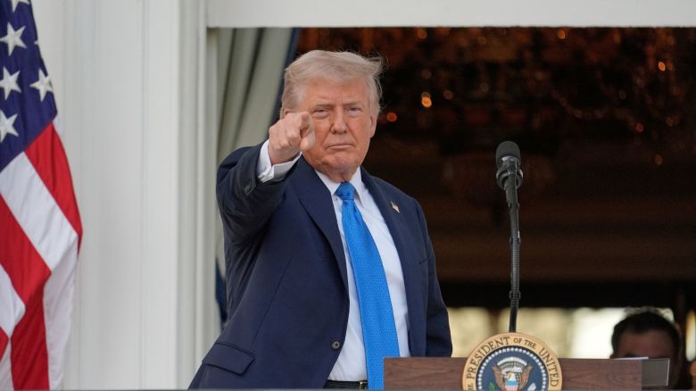 El presidente Donald Trump hace un gesto tras hablar durante en el Jardín Sur de la Casa Blanca, el miércoles 4 de junio de 2025, en Washington.
