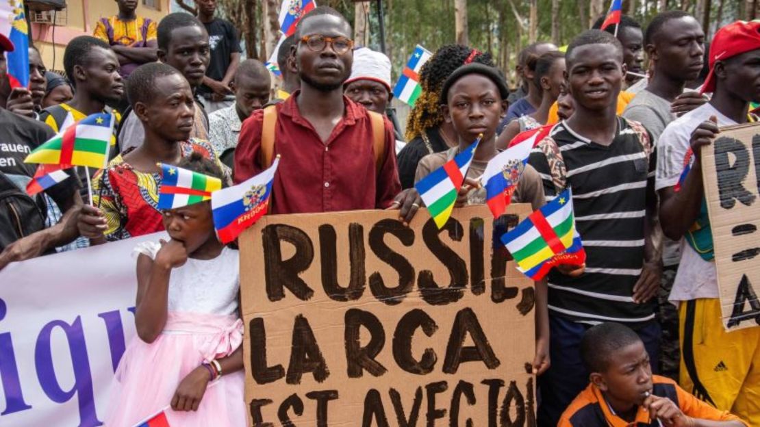 Portando pancartas con lemas a favor de Rusia, manifestantes se reúnen en Bangui el 5 de marzo de 2022 durante una manifestación en apoyo a Rusia.