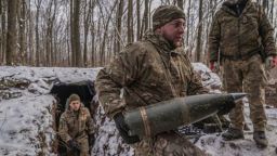 Militares ucranianos transportan municiones en un bosque en la región de Járkiv, Ucrania, el 8 de febrero.