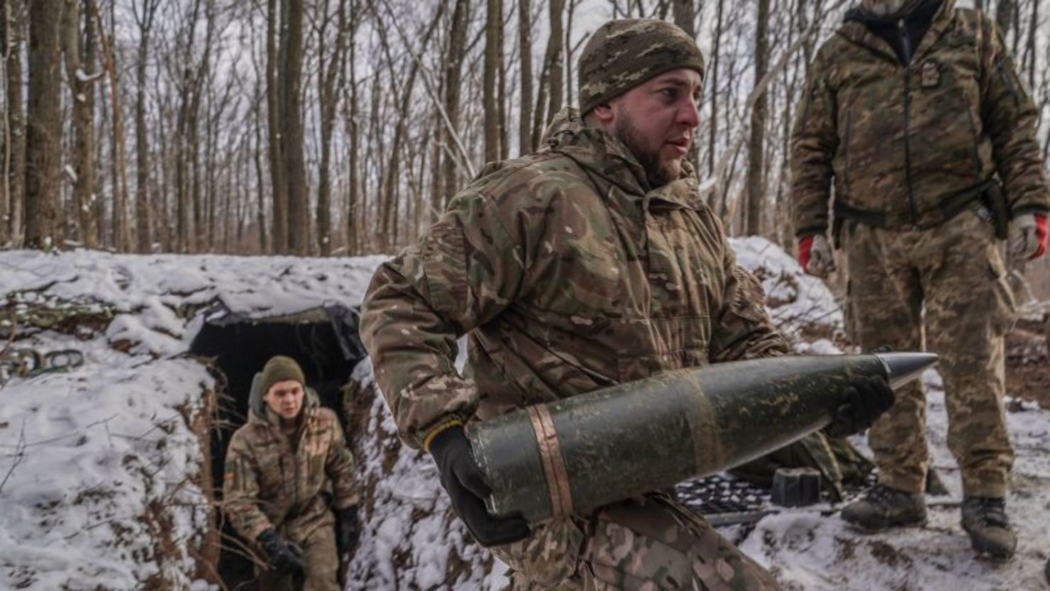 Militares ucranianos transportan municiones en un bosque en la región de Járkiv, Ucrania, el 8 de febrero.