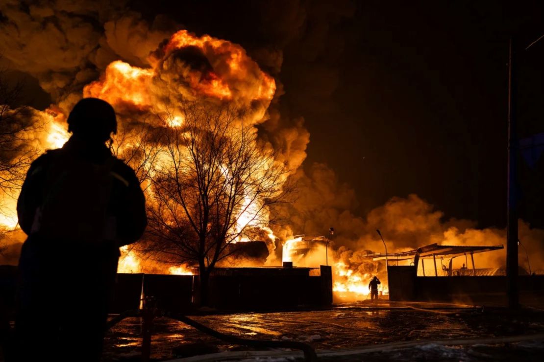 Los bomberos apagan un incendio en un depósito de petróleo tras un ataque de un dron kamikaze ruso en JárkIv, Ucrania, en febrero de 2024.