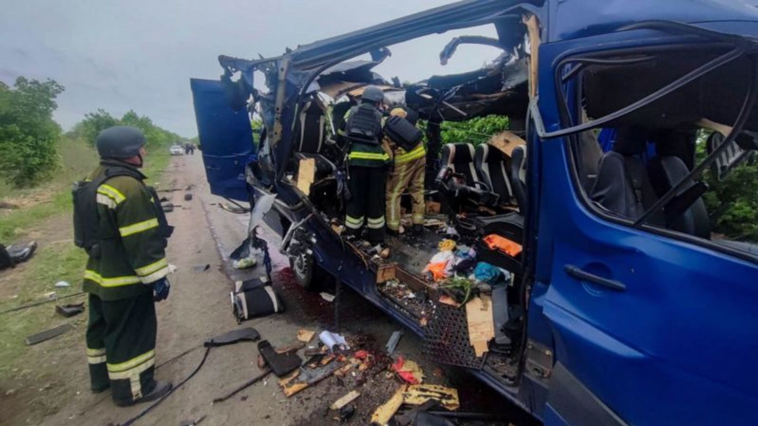 Rescatistas recuperan los cuerpos de los pasajeros después de que un dron ruso impactara un autobús en la región de Sumy.