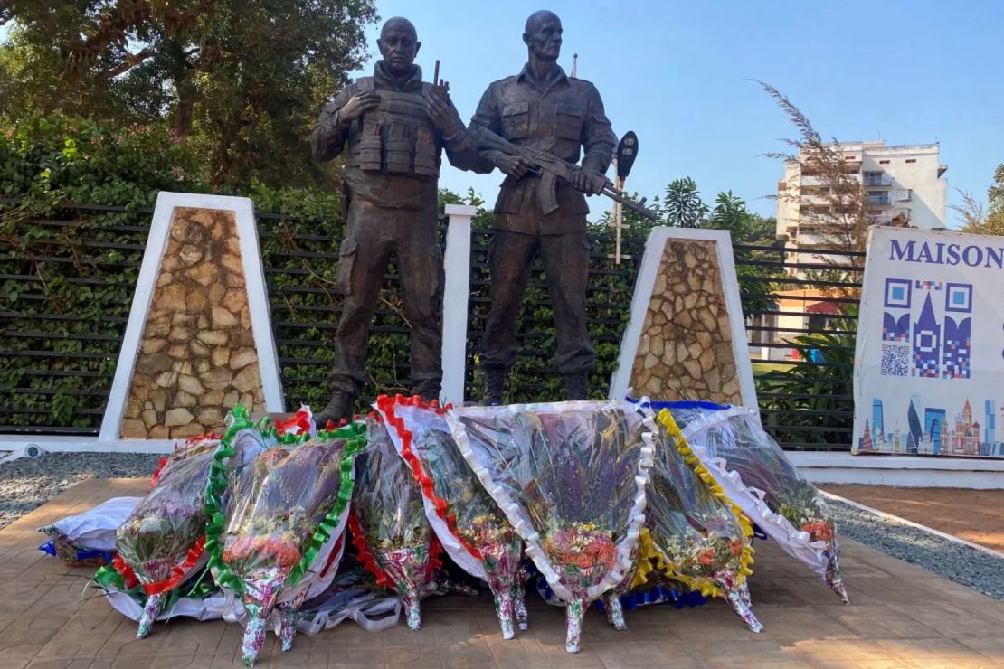 Una fotografía del 3 de diciembre de 2024 muestra una estatua de bronce recién inaugurada con la imagen del fallecido jefe de Wagner, Yevgeny Prigozhin (izquierda), y su mano derecha Dmitry Utkin, erigida en Bangui.