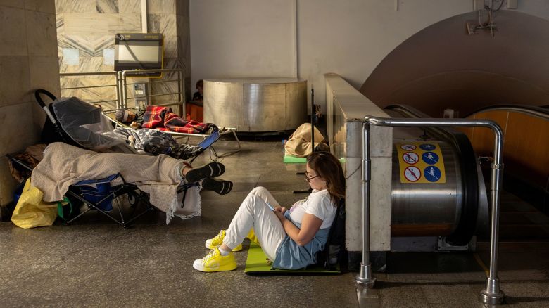 La gente se refugia en una estación de metro durante un ataque con drones rusos en Kyiv, Ucrania, el 10 de junio de 2025.