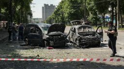 Agentes de policía se encuentran en el lugar del ataque con misiles rusos, en medio del ataque de Rusia a Ucrania en Sumy, el 3 de junio de 2025.