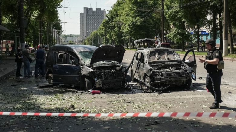 Agentes de policía se encuentran en el lugar del ataque con misiles rusos, en medio del ataque de Rusia a Ucrania en Sumy, el 3 de junio de 2025.