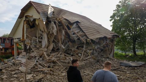 Una casa en las afueras de Kyiv que resultó gravemente dañada por un ataque con aviones no tripulados rusos durante la noche.