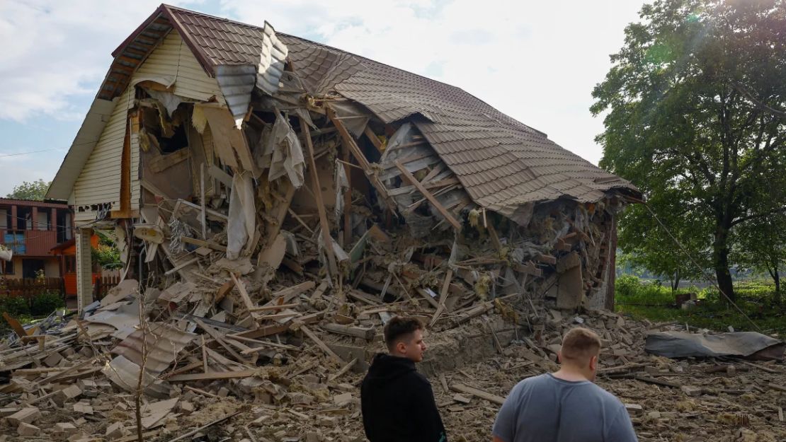 Una casa en las afueras de Kyiv que resultó gravemente dañada por un ataque con aviones no tripulados rusos durante la noche