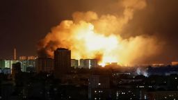 La explosión de un dron ilumina el cielo sobre la capital de Ucrania, Kyiv, durante un ataque ruso el 24 de mayo.