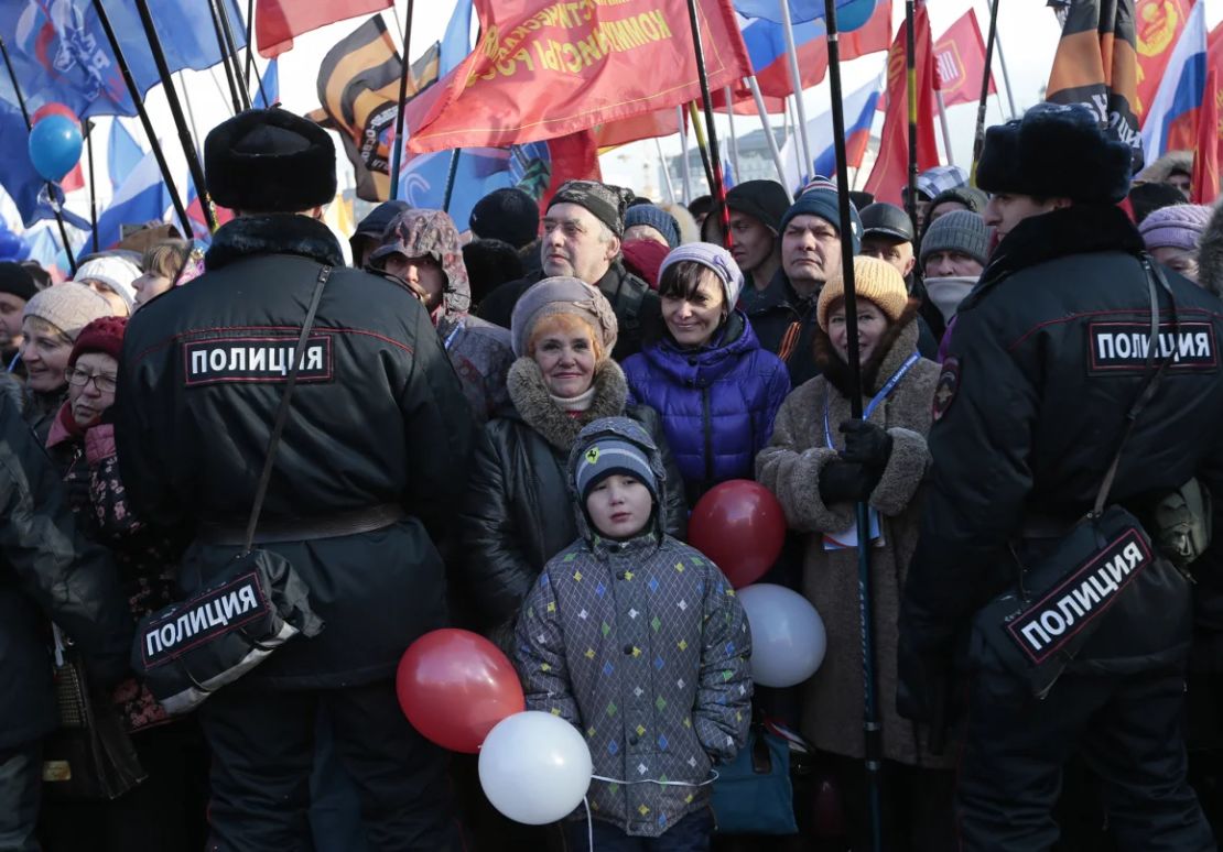 Policías montan guardia durante una manifestación para celebrar el segundo aniversario de la anexión de Crimea por parte de Rusia, justo al lado de la Plaza Roja de Moscú, en marzo de 2016.