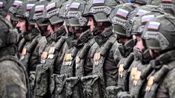 Los militares rusos que participan en la acción militar del país en Ucrania marchan en la Plaza Roja durante el desfile militar del Día de la Victoria en el centro de Moscú el 9 de mayo de 2024.