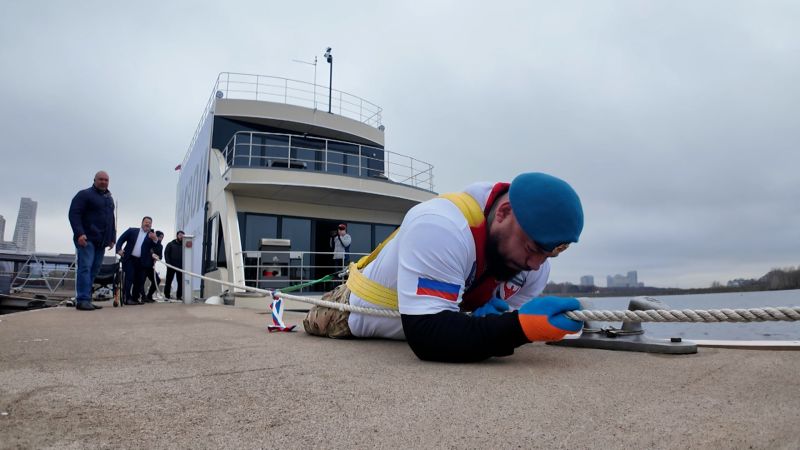 After losing legs in war, Russian veteran pulls a 58-ton yacht
