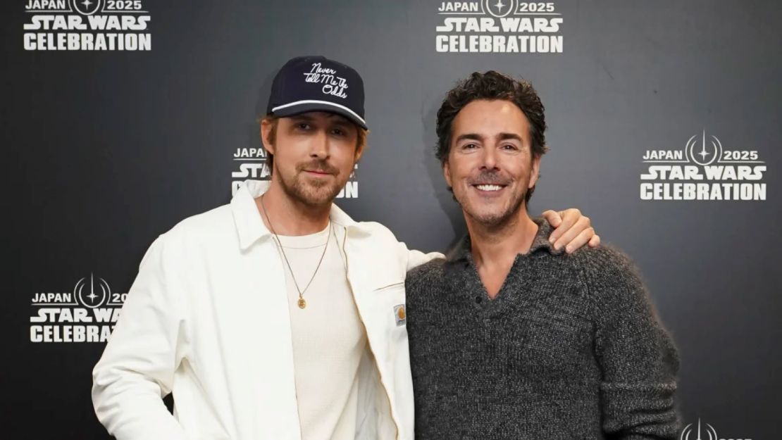 Ryan Gosling y Shawn Levy posan para una foto tras bambalinas durante el Día 1 de Star Wars Celebration Japan en Chiba, Japón, el viernes.