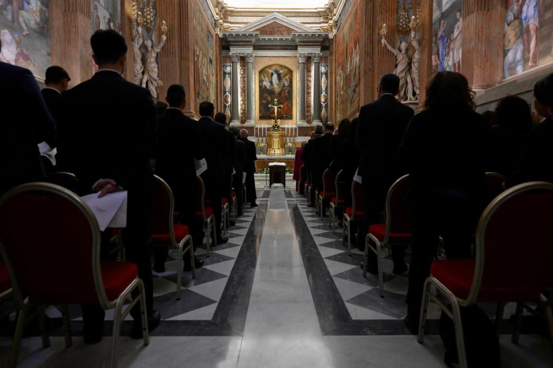 Funcionarios, miembros del clero y personal del cónclave prestan un juramento de secreto en la Capilla Paulina el lunes.