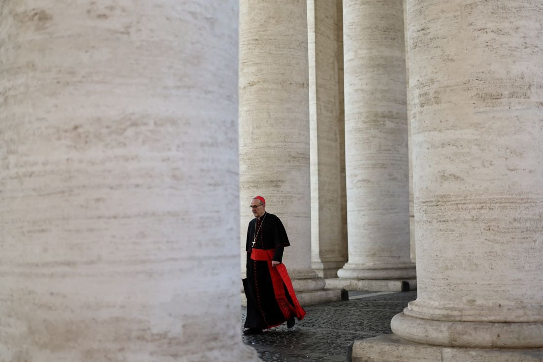 El cardenal Pierbattista Pizzaballa, el patriarca Latino de Jerusalén, llega para una reunión de congregación general el martes.