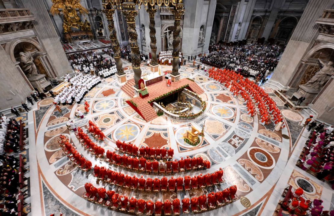 Los cardenales asisten a una misa en la Basílica de San Pedro antes del inicio del cónclave el miércoles.