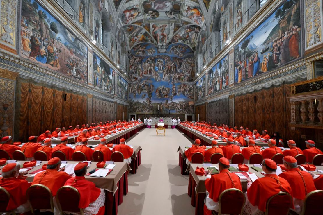 Los cardenales se reúnen en la Capilla Sixtina el miércoles.