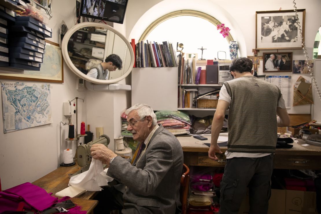 El sastre italiano Raniero Mancinelli trabaja en su tienda en Roma. Durante décadas, Mancinelli ha confeccionado personalmente las sotanas blancas que los papas usan el día de su elección.