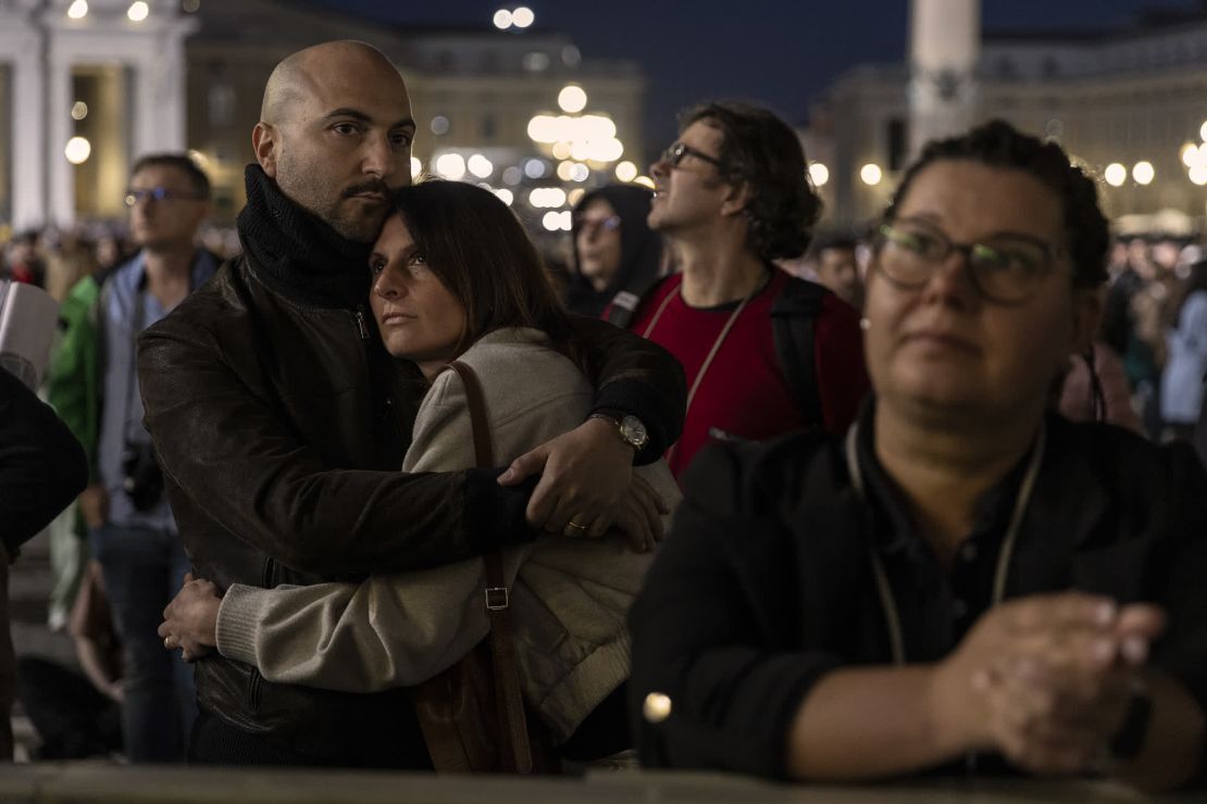 La gente se reúne en la Plaza de San Pedro el miércoles.